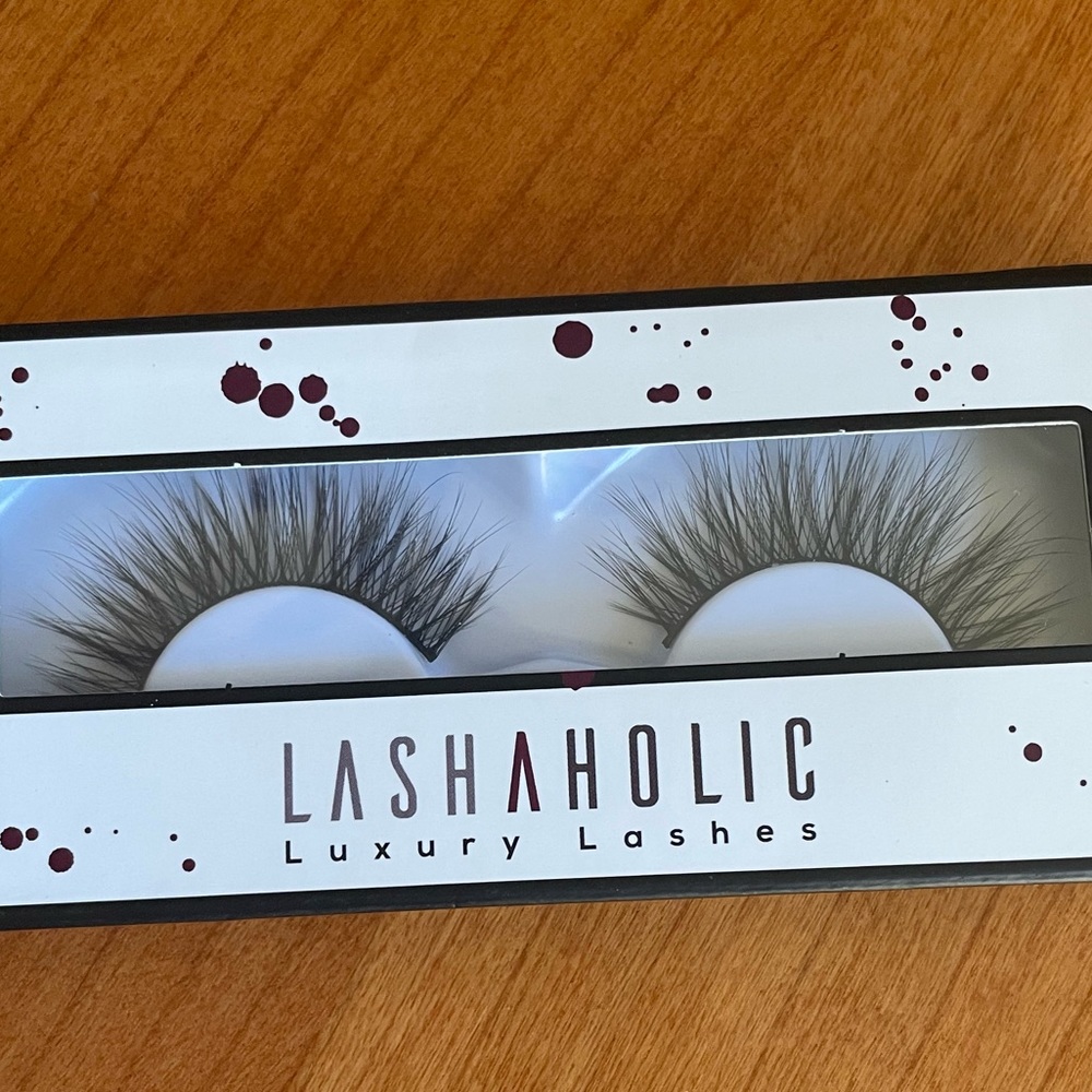 LASHAHOLIC Luxury Lashes Kiss Me
